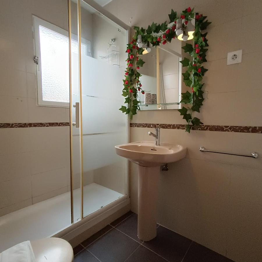 Bolivia Beach Apartments Малага Екстериор снимка